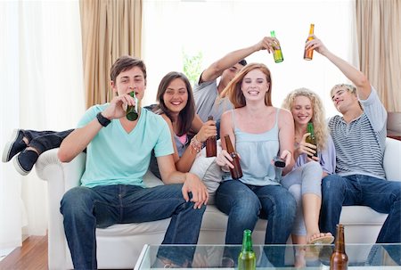 simsearch:400-04199223,k - Young friends drinking beer at home Stock Photo - Budget Royalty-Free & Subscription, Code: 400-04199225