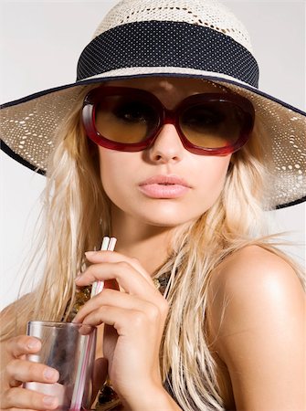 simsearch:400-04702742,k - blond girl with summer hat and sunglasses posing and drinking Stock Photo - Budget Royalty-Free & Subscription, Code: 400-04199805