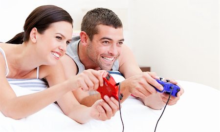 simsearch:400-04195864,k - United couple playing video games against a white background Stock Photo - Budget Royalty-Free & Subscription, Code: 400-04190068