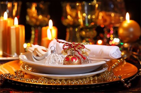 simsearch:400-05693119,k - Luxury place setting in golden and white  for Christmas Stock Photo - Budget Royalty-Free & Subscription, Code: 400-04190495
