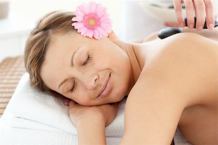 simsearch:400-04192063,k - Portrait of a sleeping woman having a flower on a massage table Stock Photo - Budget Royalty-Free & Subscription, Code: 400-04192099