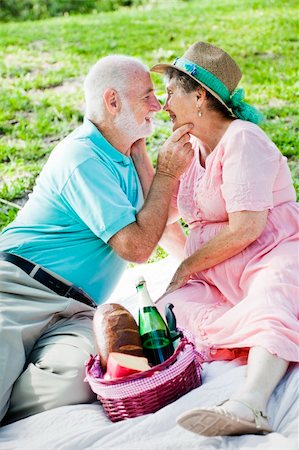 simsearch:400-04208630,k - Senior couple on a picnic gets romatic. Stock Photo - Budget Royalty-Free & Subscription, Code: 400-04208609