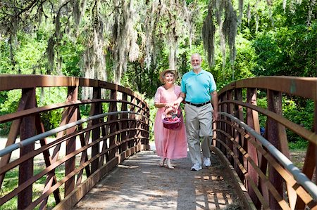 simsearch:400-04208630,k - Senior couple on Florida vacation, going for picnic. Stock Photo - Budget Royalty-Free & Subscription, Code: 400-04208639