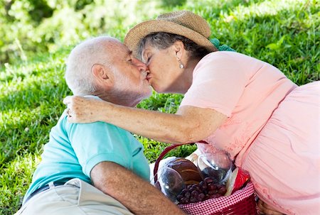 simsearch:400-04208630,k - Senior couple kissing on a romantic picnic in the park. Stock Photo - Budget Royalty-Free & Subscription, Code: 400-04209004