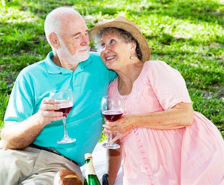 simsearch:400-04208630,k - Senior couple drink wine on a romantic picnic in the park. Stock Photo - Budget Royalty-Free & Subscription, Code: 400-04209005