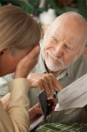 elder woman table - Senior couple at home with many bills Photographie de stock - Aubaine LD & Abonnement, Code: 400-04229277