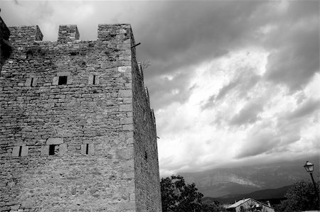 simsearch:400-04393153,k - Castle fort wall in Ainsa village Aragon Pyrenees Huesca Spain Foto de stock - Super Valor sin royalties y Suscripción, Código: 400-04237878