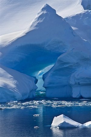 simsearch:400-04299237,k - Antarctic iceberg in the snow Stock Photo - Budget Royalty-Free & Subscription, Code: 400-04233709