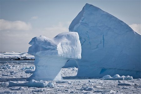 simsearch:400-04299237,k - Antarctic iceberg in the snow Stock Photo - Budget Royalty-Free & Subscription, Code: 400-04233702