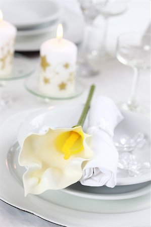 simsearch:400-05693119,k - Luxury place setting in white  for Christmas or other event Stock Photo - Budget Royalty-Free & Subscription, Code: 400-04257361