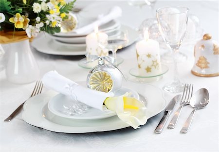 simsearch:400-05693119,k - Luxury place setting in white  for Christmas or other event Stock Photo - Budget Royalty-Free & Subscription, Code: 400-04257362