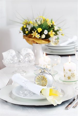 simsearch:400-05693119,k - Luxury place setting in white  for Christmas or other event Stock Photo - Budget Royalty-Free & Subscription, Code: 400-04257363