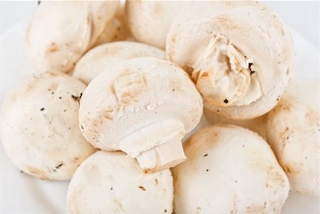 simsearch:400-04824992,k - champignon mushrooms close up on a white plate Stock Photo - Budget Royalty-Free & Subscription, Code: 400-04267480