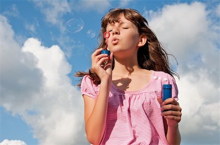 fresh air background - Teen girl blowing bubbles, on background of the sky Foto de stock - Super Valor sin royalties y Suscripción, Código: 400-04267872