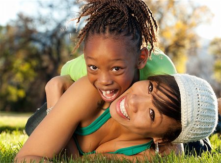 African American mother and child having fun spending time together in a park Photographie de stock - Aubaine LD & Abonnement, Code: 400-04268210