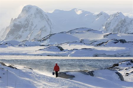 simsearch:400-04269017,k - Man goes fishing in a snowstorm. Antarctica Photographie de stock - Aubaine LD & Abonnement, Code: 400-04269017