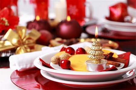 simsearch:400-05693119,k - Place setting for Christmas with fresh fruits Stock Photo - Budget Royalty-Free & Subscription, Code: 400-04263142