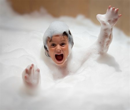 smiling baby take fun in bubble bath Foto de stock - Super Valor sin royalties y Suscripción, Código: 400-04275103