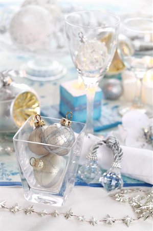simsearch:400-05693119,k - Luxury place setting in white  for Christmas or other event Stock Photo - Budget Royalty-Free & Subscription, Code: 400-04276982
