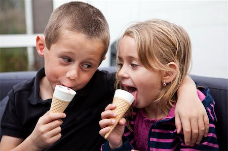 families eating ice cream - Happy Siblings eating ice-cream Foto de stock - Super Valor sin royalties y Suscripción, Código: 400-04277985