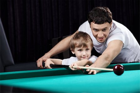 pool kids - The young father learns the son to play billiards Foto de stock - Super Valor sin royalties y Suscripción, Código: 400-04271216