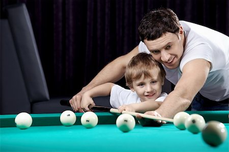 pool kids - The young man with the son plays billiards Foto de stock - Super Valor sin royalties y Suscripción, Código: 400-04271217