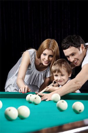 pool kids - The young couple and the child plays billiards Foto de stock - Super Valor sin royalties y Suscripción, Código: 400-04271218