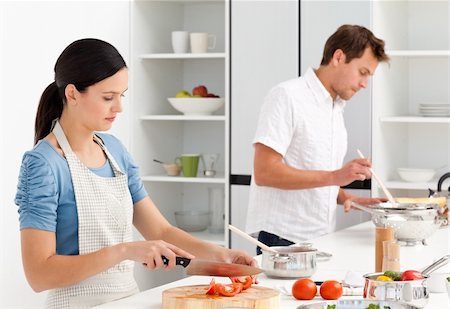 simsearch:400-05744780,k - Couple cooking together their lunch in the kitchen Stock Photo - Budget Royalty-Free & Subscription, Code: 400-04286982