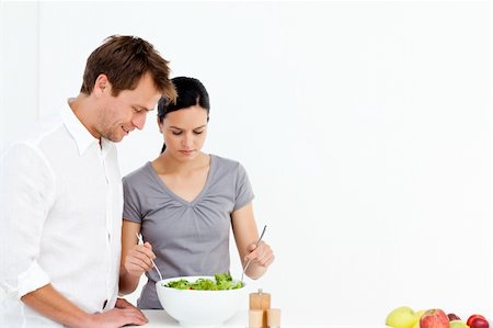 simsearch:400-05744780,k - Active couple preparing a salad for lunch in the kitchen Stock Photo - Budget Royalty-Free & Subscription, Code: 400-04287243