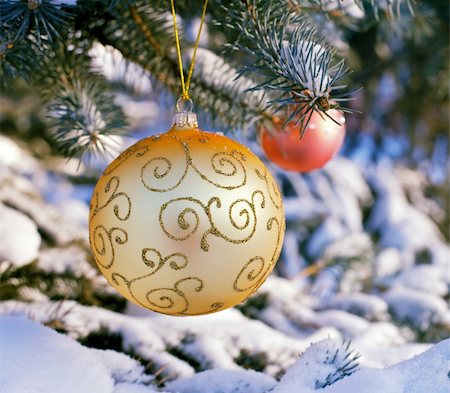 simsearch:400-08791935,k - Gold and red balls on a Christmas tree. Foto de stock - Super Valor sin royalties y Suscripción, Código: 400-04283236