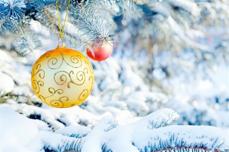 simsearch:400-08791935,k - Gold and red balls on a Christmas tree. Foto de stock - Super Valor sin royalties y Suscripción, Código: 400-04283237