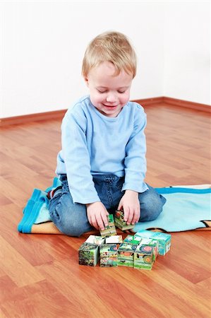simsearch:400-04638236,k - Lovely boy playing with blocks Photographie de stock - Aubaine LD & Abonnement, Code: 400-04283344
