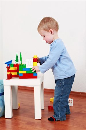 simsearch:400-04638236,k - Lovely boy playing with blocks Photographie de stock - Aubaine LD & Abonnement, Code: 400-04283347