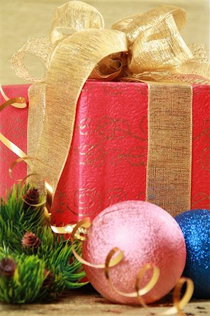Christmas gift box with golden bow Photographie de stock - Aubaine LD & Abonnement, Code: 400-04298457