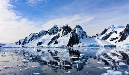 simsearch:400-05271801,k - Beautiful snow-capped mountains against the blue sky in Antarctica Stock Photo - Budget Royalty-Free & Subscription, Code: 400-04299271
