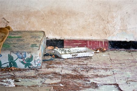 simsearch:859-03983026,k - Dusty mattress and blanket on the tilled floor of an abandoned house. Stock Photo - Budget Royalty-Free & Subscription, Code: 400-04292215