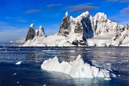 simsearch:400-04269017,k - Beautiful snow-capped mountains against the blue sky in Antarctica Photographie de stock - Aubaine LD & Abonnement, Code: 400-04292324