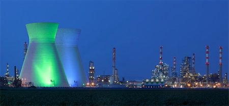 Panorama of power station at night under blue sky / Panoramic shot power station at night Photographie de stock - Aubaine LD & Abonnement, Code: 400-04304826