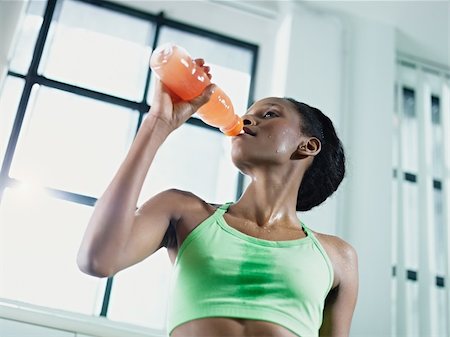 simsearch:400-04969467,k - young african american woman in sportswear with energy drink in gym. Horizontal shape, waist up, low angle view Photographie de stock - Aubaine LD & Abonnement, Code: 400-04306503