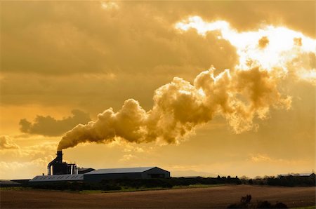 simsearch:400-07171274,k - Factory spewing out pollution Stock Photo - Budget Royalty-Free & Subscription, Code: 400-04307401