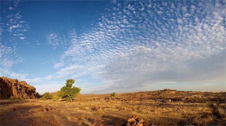 simsearch:400-06099430,k - The Bandiagara site is an outstanding landscape of cliffs and sandy plateaux with some beautiful Dogon architecture Stock Photo - Budget Royalty-Free & Subscription, Code: 400-04316621