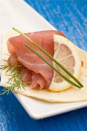 simsearch:400-05311244,k - photo of delicious tuna sleces on flat bread with lemon and fennel Foto de stock - Super Valor sin royalties y Suscripción, Código: 400-04318466
