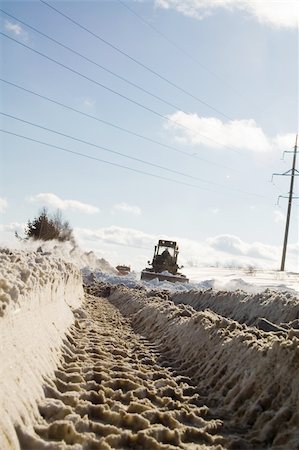 simsearch:400-07215754,k - Snowplow removing snow from intercity road from snow blizzard Foto de stock - Super Valor sin royalties y Suscripción, Código: 400-04310006