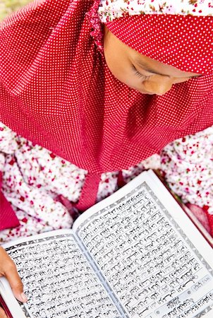 simsearch:700-00195691,k - Child Reading Koran Photographie de stock - Aubaine LD & Abonnement, Code: 400-04312589