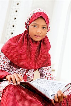 simsearch:700-00195691,k - Girl Reading Koran Photographie de stock - Aubaine LD & Abonnement, Code: 400-04312650
