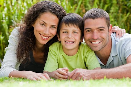 simsearch:400-04654755,k - Little boy with his parents lying down in the garden Foto de stock - Super Valor sin royalties y Suscripción, Código: 400-04325698