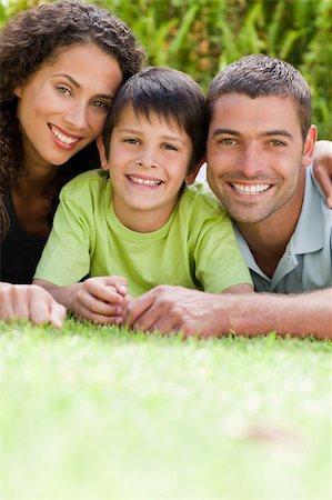 simsearch:400-04654755,k - Little boy with his parents lying down in the garden Foto de stock - Super Valor sin royalties y Suscripción, Código: 400-04325699