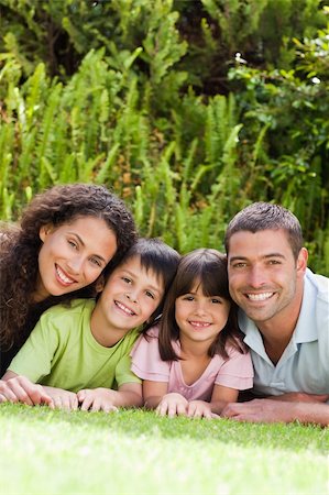 simsearch:400-04654755,k - Happy family lying down in the garden Foto de stock - Super Valor sin royalties y Suscripción, Código: 400-04325703