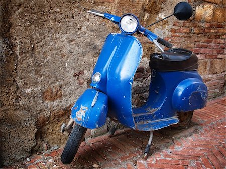 Typical italian retro style scooter parked in front of a brick wall. Stock Photo - Budget Royalty-Free & Subscription, Code: 400-04321003