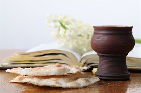 simsearch:400-05890930,k - Chalice with red wine, pita bread, Holy Bible and white hyacinth Stock Photo - Budget Royalty-Free & Subscription, Code: 400-04321839